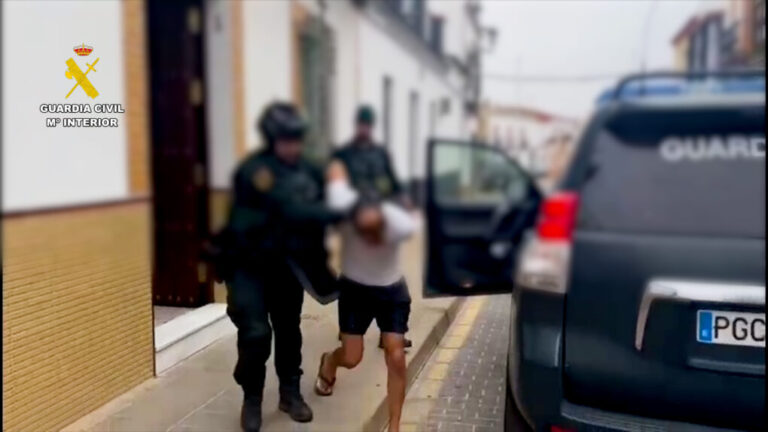 La Guardia Civil detiene a un hombre armado tras amenazar a su expareja y fugarse por los tejados en Sevilla