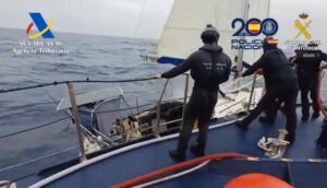 Velero cargado con cocaína se hunde tras incendio provocado por su tripulación en Canarias