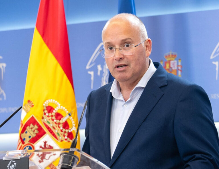 Tellado acusa a Sánchez de estar cercado por la corrupción y exige responsabilidades políticas