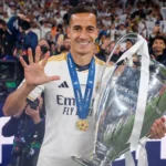 Lucas Vázquez durante el acto de despedida en la Ciudad Real Madrid junto a Florentino Pérez