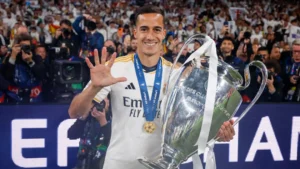 Lucas Vázquez durante el acto de despedida en la Ciudad Real Madrid junto a Florentino Pérez