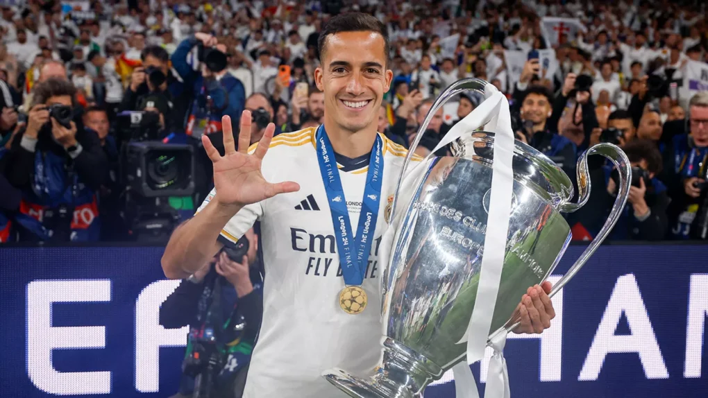 Lucas Vázquez durante el acto de despedida en la Ciudad Real Madrid junto a Florentino Pérez