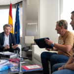 Feijóo pide mayor coordinación tras reunirse con víctimas de la DANA