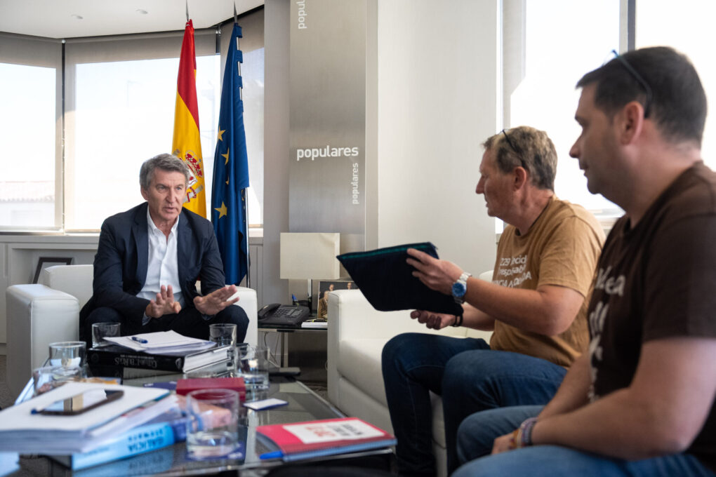 Feijóo pide mayor coordinación tras reunirse con víctimas de la DANA