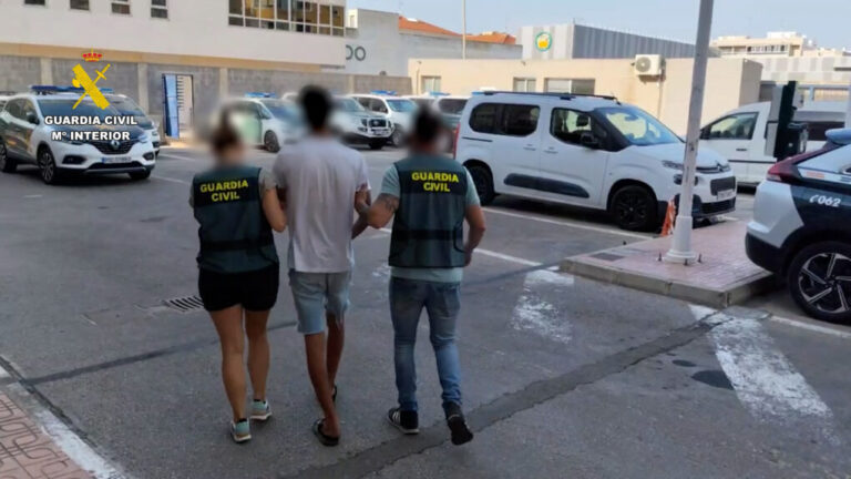 Torrevieja: un joven de 19 años apuñala a una víctima tras seguirla desde un supermercado