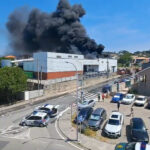 Arde una nave conservera en Rianxo: humo negro alerta a los vecinos de la zona de Rianxiño