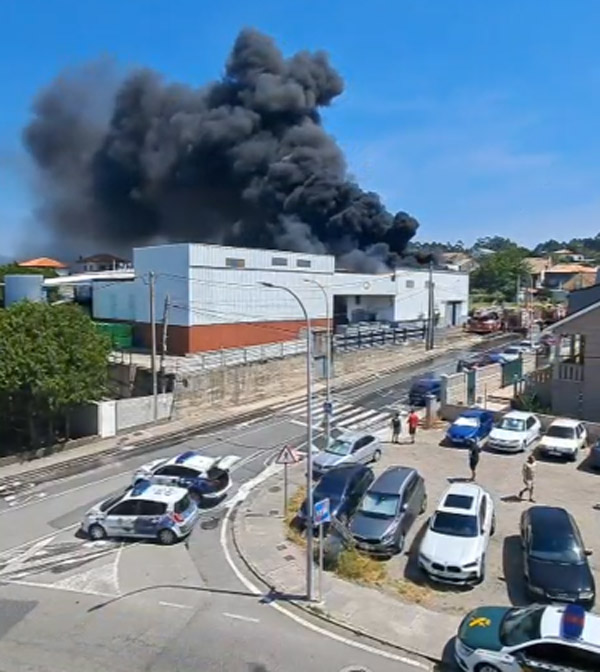 Arde una nave conservera en Rianxo: humo negro alerta a los vecinos de la zona de Rianxiño