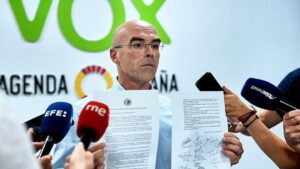 Buxadé critica al «bipartidismo pirómano» por aprobar leyes que dañan el medio ambiente