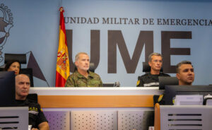 El Rey Felipe VI visita la UME para seguir de cerca el operativo contra los incendios