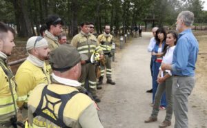 Felipe VI y Letizia conocen los daños de los incendios en el Lago de Sanabria y Las Médulas