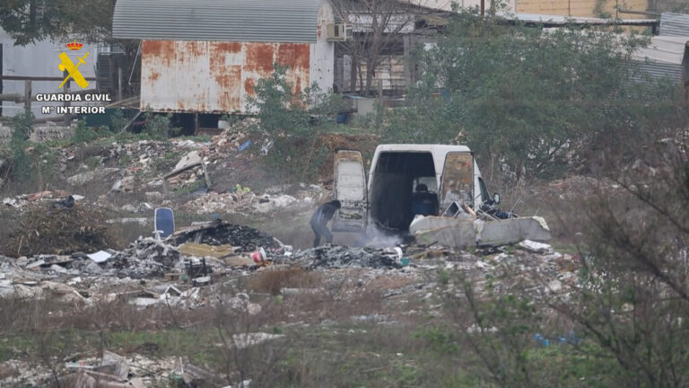 Investigan a siete personas por vertidos ilegales y quema de residuos en Sevilla y Alcalá de Guadaíra