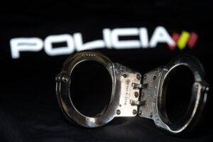 Operación policial contra el fraude: desmantelada red de estafadores con criptoactivos, joyas y dinero en efectivo