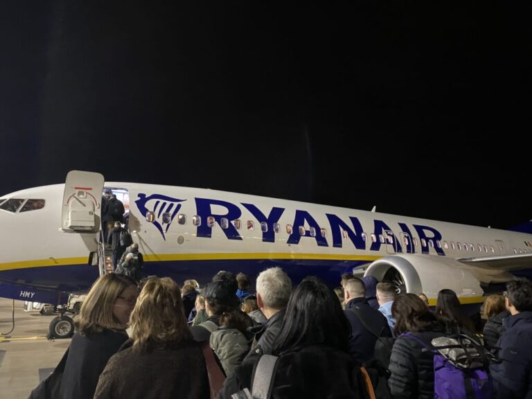 Ryanair reduce su presencia en España: cierres en Galicia y Canarias y fuertes recortes en aeropuertos regionales