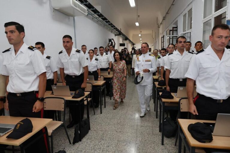 La ministra de Defensa da la bienvenida a 337 alumnos en el inicio del curso académico de la Armada en Cádiz