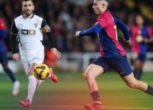 El Valencia de Corberán, con fichajes y cambios en todas sus líneas, visita al Barça de Flick