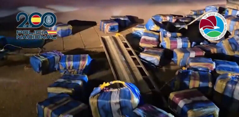 Operación conjunta Policía Nacional y DEA: detenido un narcosubmarino en Galicia con más de 3.600 kilos de cocaína