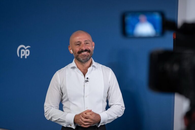 Jaime de los Santos acusa al Gobierno de gastar en propaganda mientras “abandona a las mujeres en riesgo”