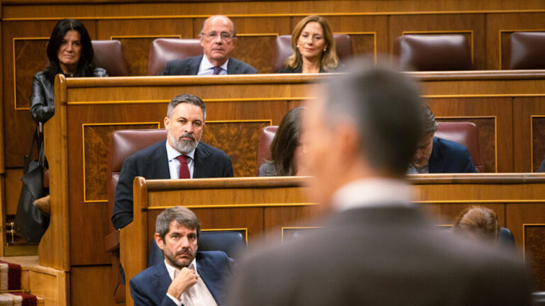 Tensión entre PP y VOX por las once veces que los populares impidieron la comparecencia de Sánchez