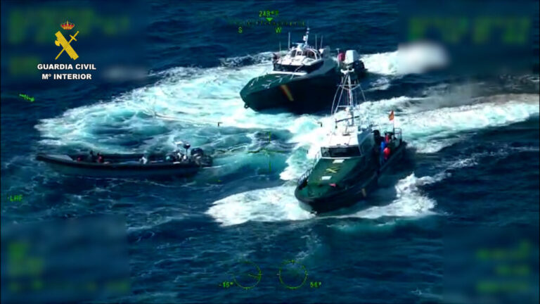 Interceptada una narcolancha con 1,7 toneladas de hachís frente a Chipiona en una operación por mar y aire