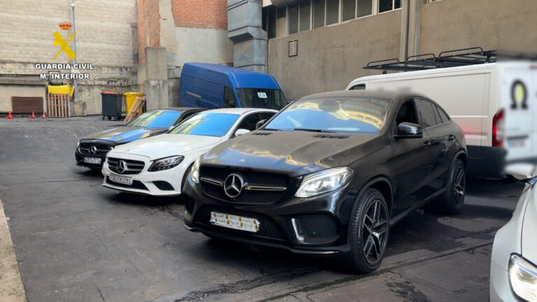 Golpe a una red criminal que robaba coches en Europa y los vendía en África tras falsificarlos