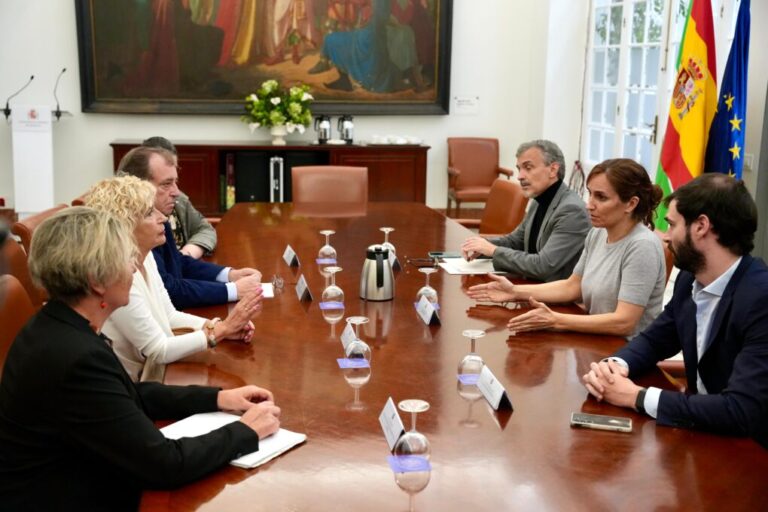 La ministra de Sanidad exige a Andalucía respuestas por los fallos en los programas de detección del cáncer de mama