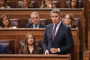 Feijóo acusa a Sánchez en el Congreso de vivir mejor a costa de los españoles: “Su Gobierno, sus asesores y los que iban en su coche son los únicos que ganan”