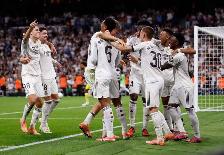 Doblete de Vinícius y gol de Mbappé para mantener al Real Madrid en lo más alto de LaLiga