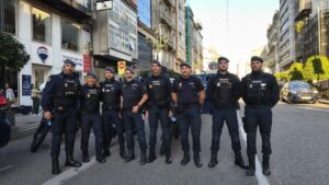 La rápida intervención de la UIP reanima a un hombre de 61 años durante el desfile del Día de la Policía