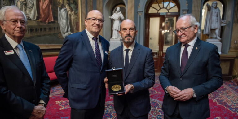 La Sociedad Española de Cirugía Taurina premia a Pedro Rollán por su trayectoria y defensa del toro de lidia