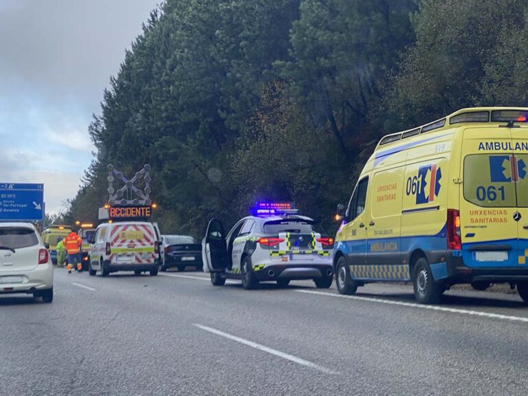 Un desprendimiento provoca un grave accidente entre un camión, un autobús y un turismo en la VG20 EN vIGO