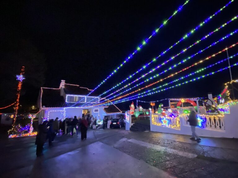 La Navidad más luminosa de Galicia: Wanda y Manuel superan su récord de luces en Camposancos