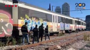 Policía y Mossos arrestan a 20 personas por grafitis y daños en transporte catalán