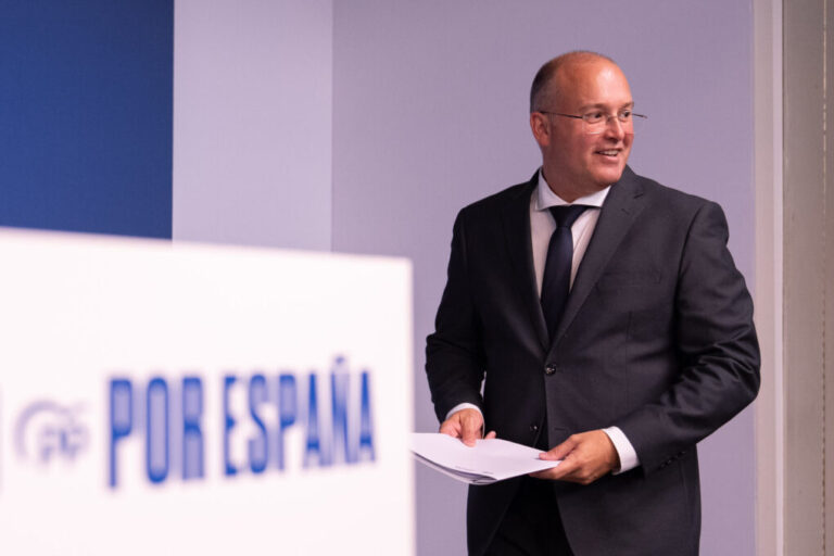 Tellado advierte: “Sánchez está acorralado judicial y políticamente; solo le quedan las urnas”