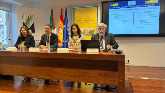 Las víctimas del terrorismo y la comunidad educativa se unen en Vitoria por una escuela de paz