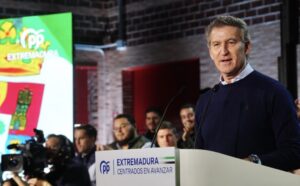 Feijóo reivindica una Extremadura “con carácter” y denuncia la “obediencia ciega” del PSOE a Pedro Sánchez
