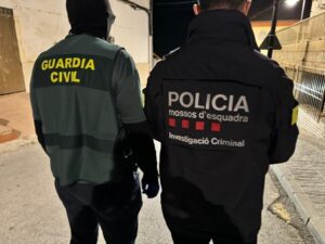 Una menor vendida por 5.000 euros y cinco botellas de whisky: cinco detenidos por trata en Navarra y Lleida