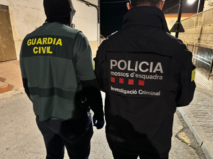 Una menor vendida por 5.000 euros y cinco botellas de whisky: cinco detenidos por trata en Navarra y Lleida