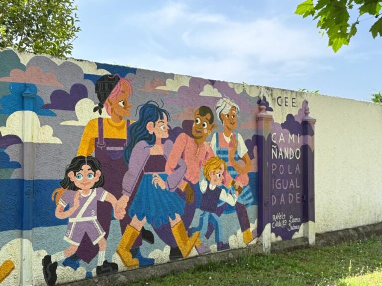 Una ruta imprescindible: Cee convierte sus calles en un museo vivo que homenajea al mar y a las mujeres