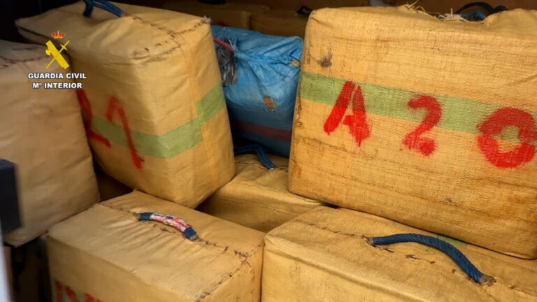 Operación 'Maratón25': tres detenidos y más de 4.000 kilos de hachís interceptados en una narcolancha en AlicanteOperación 'Maratón25': tres detenidos y más de 4.000 kilos de hachís interceptados en una narcolancha en Alicante