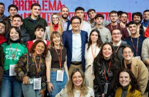 El PSOE de Madrid señala a Ayuso y a Feijóo tras las protestas falangistas frente a Ferraz