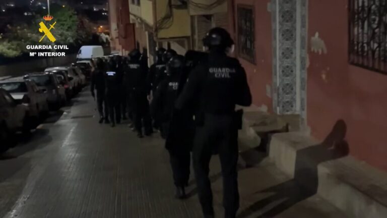 La Guardia Civil frena una organización que ingresó 200.000 euros favoreciendo la migración irregular