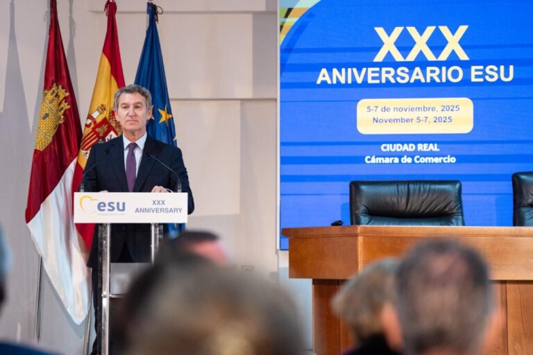 Feijóo acusa al Gobierno de Sánchez de desatender a mayores y jóvenes y propone medidas urgentes