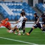 El Real Madrid se marcha al parón con autoridad: doblete de Weir y octava victoria en la Liga F