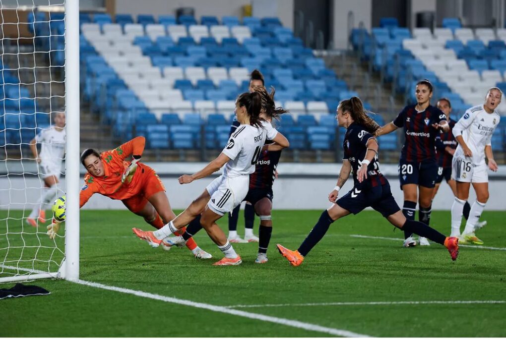 El Real Madrid se marcha al parón con autoridad: doblete de Weir y octava victoria en la Liga F