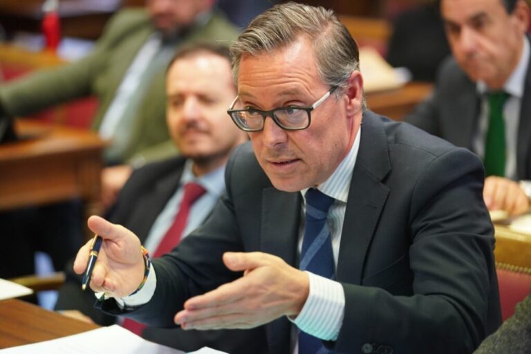 Tensión en el Senado: Serrano vincula a Sánchez con un sistema opaco de financiación