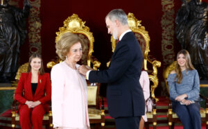 El Palacio Real acoge una solemne entrega del Toisón de Oro a la Reina Sofía y a destacados servidores del Estado