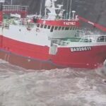 Un helicóptero rescata a los 14 marineros de un pesquero encallado en el noroeste de Irlanda