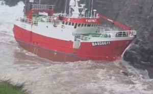 Un helicóptero rescata a los 14 marineros de un pesquero encallado en el noroeste de Irlanda