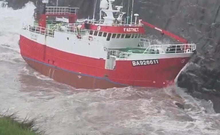 Un helicóptero rescata a los 14 marineros de un pesquero encallado en el noroeste de Irlanda