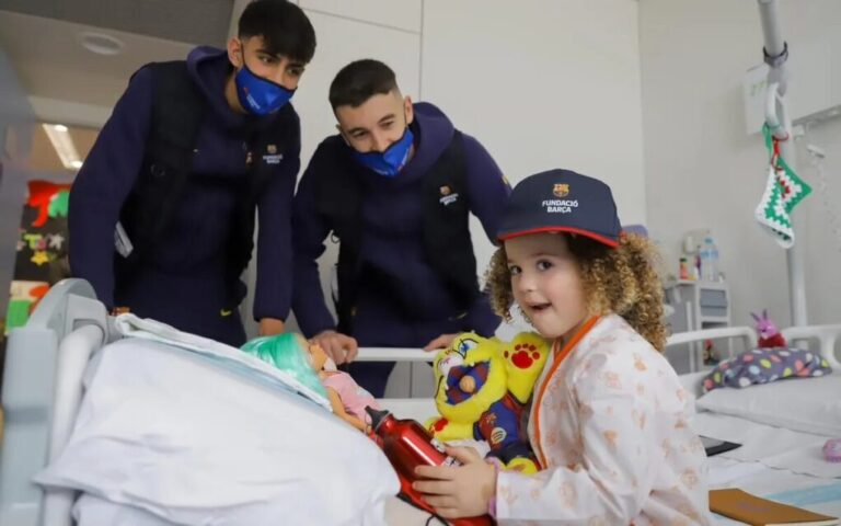 Los jugadores del Barça llevan ilusión y esperanza a los niños ingresados en hospitales